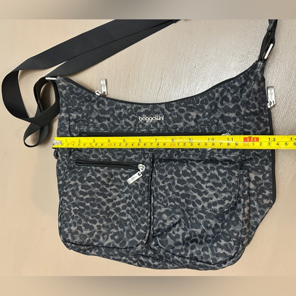 baggallini everywhere crossbody travel bag Modern Bag, Thyme Designed with divided interior compartments Baggallini Everywhere Bagg Crossbody Bag